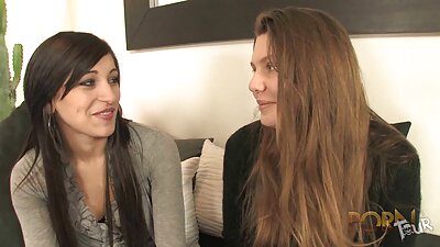 Една баба е со бујна тинејџерка и ги лиже нејзините мокри пички