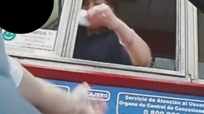 Две дами се разголуваат во градината, а потоа водат лезбејска љубов