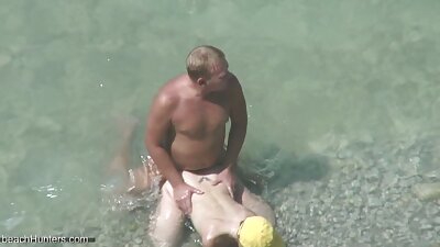 Бимбо со пар големи гради и ќелава пичка е сам на креветот
