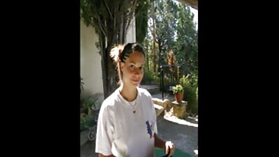 Бринета со огромни гради се заебава на страна од големата ерекција
