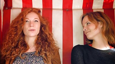 Две дами со секси насмевки се допираат и лижат една со друга