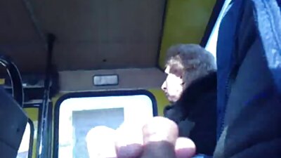 Девојка е соло на креветот и парадира со своето голо месо