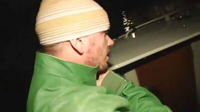 Плавуша ја отвора устата за да цица голем кур
