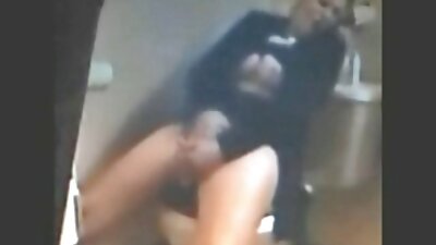 Црвенокосиот голем задник ја задева нејзината пичка во жешкото и откачено соло видео